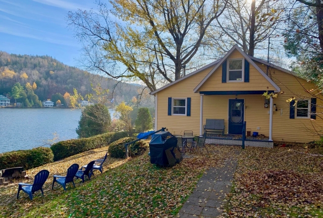 Yellow cabin at Lippé lake